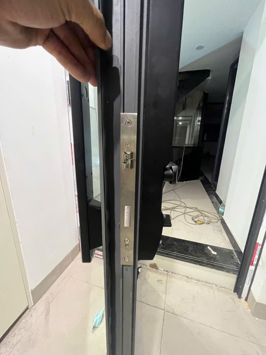 Chi tiết thiết kế Khóa cửa nhôm Demax EL909 BL CNC Chi tiết thiết kế Khóa cửa nhôm Demax EL909 BL CNC