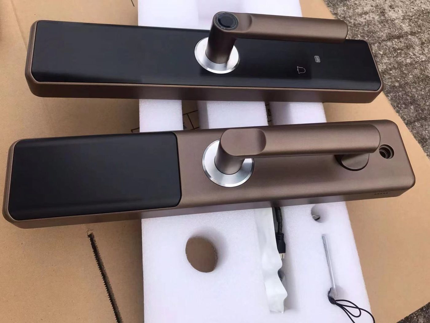 Chi tiết thiết kế Khóa vân tay Hubert HB CG59 Wifi Chi tiết thiết kế Khóa vân tay Hubert HB CG59 Wifi