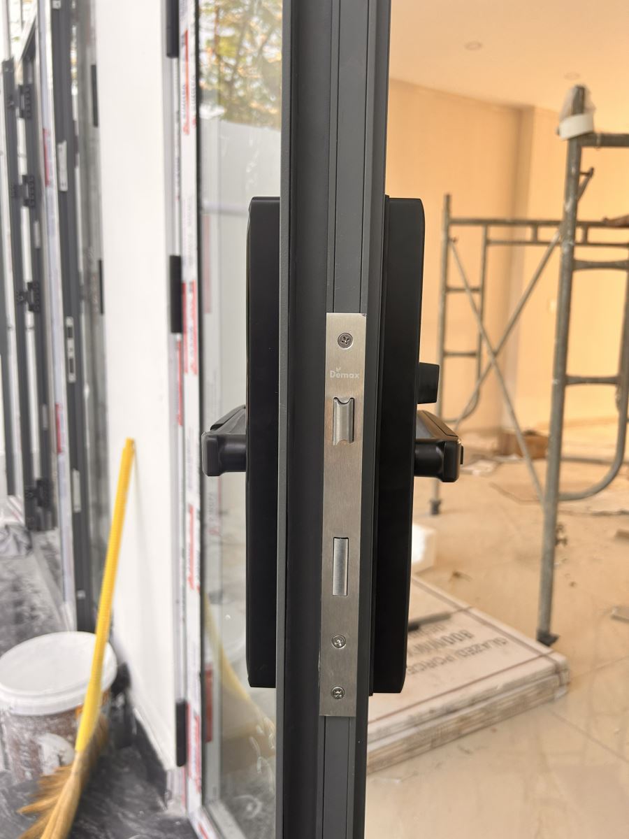 Chi tiết thiết kế Khóa cửa nhôm Demax EL688 BL Wifi Chi tiết thiết kế Khóa cửa nhôm Demax EL688 BL Wifi