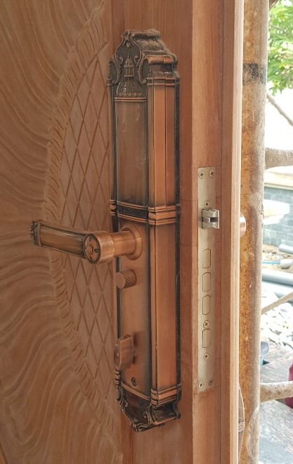 Chi tiết thiết kế Khóa tân cổ điển Demax EL821 AC Chi tiết thiết kế Khóa tân cổ điển Demax EL821 AC